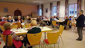 Aufmerksame Zuhörer beim adventlichen Nachmittag in Pölling