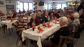 Senioren beim adventlichen Nachmittag in Holzheim