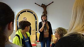Gemeindeassistendin Claudia Kühnlein begrüßt die Firmlinge im Charité